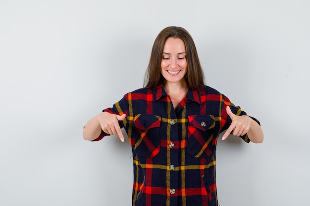 Kostenloses Foto ausdrucksstarke junge dame posiert im studio