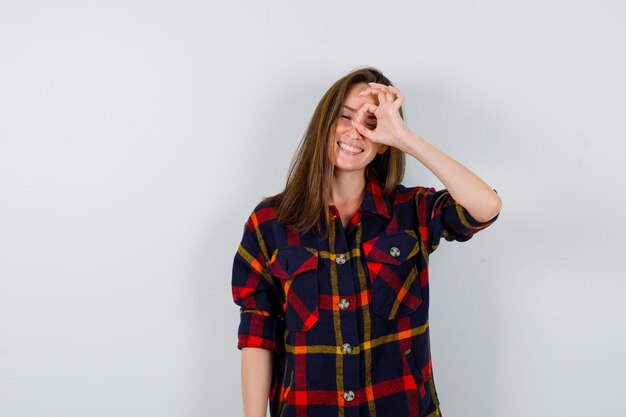 Ausdrucksstarke junge Dame posiert im Studio