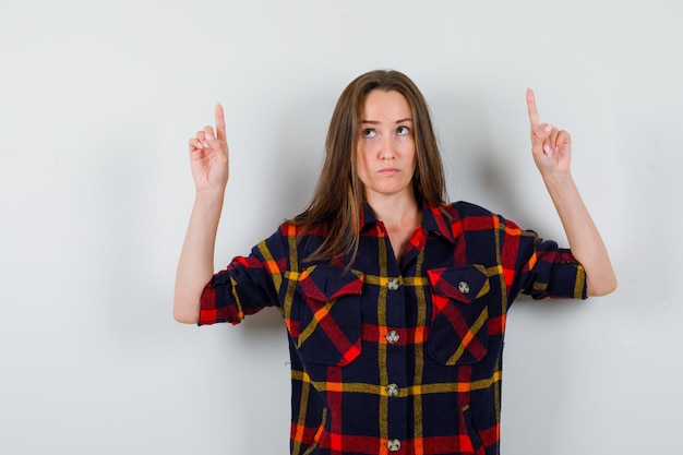 Kostenloses Foto ausdrucksstarke junge dame posiert im studio