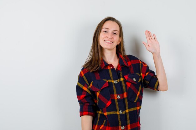 Ausdrucksstarke junge Dame posiert im Studio