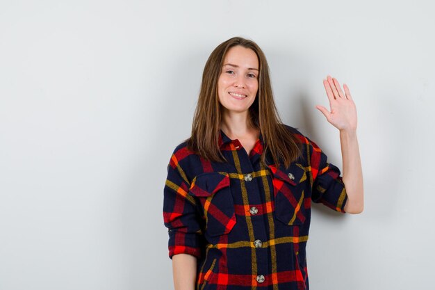 Ausdrucksstarke junge Dame posiert im Studio