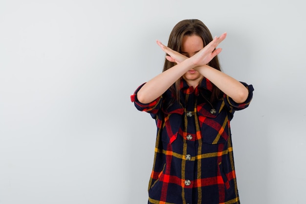 Ausdrucksstarke junge Dame posiert im Studio