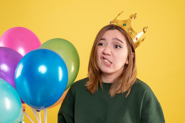 Kostenloses Foto ausdrucksstarke junge frau, die für weihnachten aufwirft