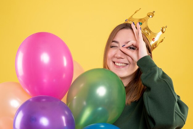 Ausdrucksstarke junge Frau, die für Weihnachten aufwirft