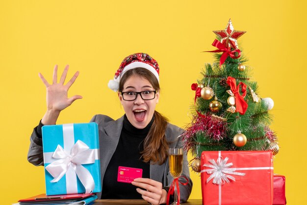 Ausdrucksstarke junge Frau, die für Weihnachten aufwirft