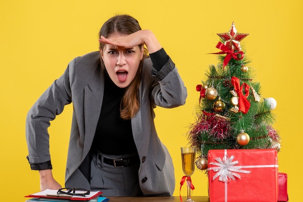 Kostenloses Foto ausdrucksstarke junge frau, die für weihnachten aufwirft