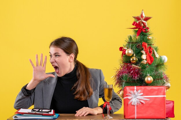 Ausdrucksstarke junge Frau, die für Weihnachten aufwirft