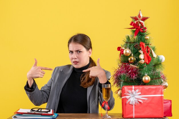 Ausdrucksstarke junge Frau, die für Weihnachten aufwirft