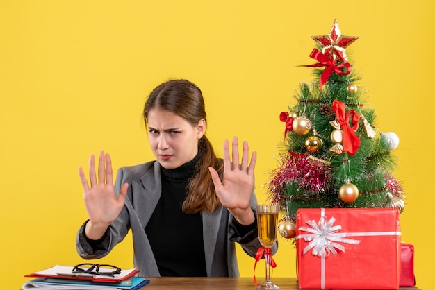 Ausdrucksstarke junge Frau, die für Weihnachten aufwirft