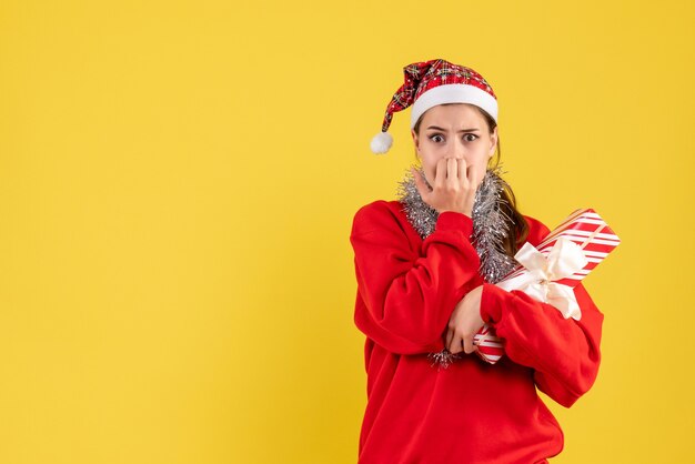 Ausdrucksstarke junge Frau, die für Weihnachten aufwirft