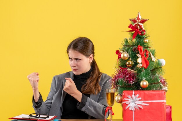 Ausdrucksstarke junge Frau, die für Weihnachten aufwirft