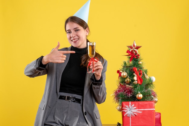 Ausdrucksstarke junge Frau, die für Weihnachten aufwirft