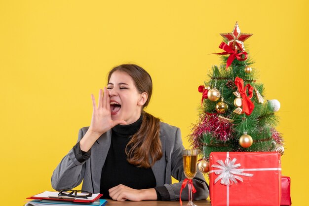 Ausdrucksstarke junge Frau, die für Weihnachten aufwirft