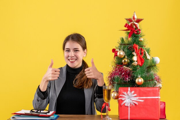 Ausdrucksstarke junge Frau, die für Weihnachten aufwirft