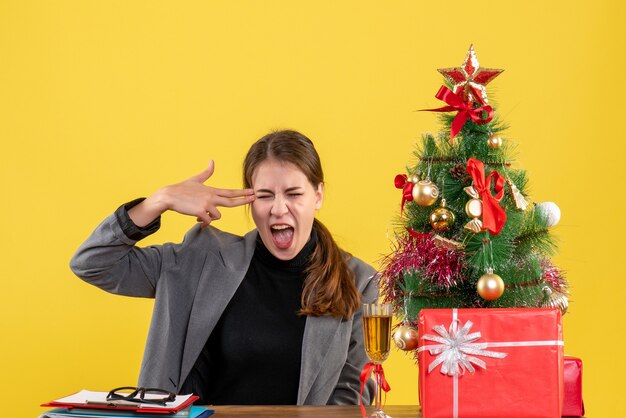 Ausdrucksstarke junge Frau, die für Weihnachten aufwirft