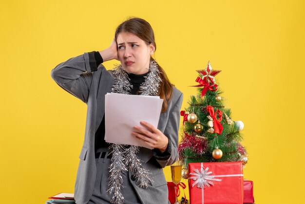 Ausdrucksstarke junge Frau, die für Weihnachten aufwirft