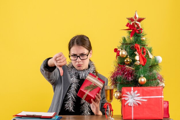 Ausdrucksstarke junge Frau, die für Weihnachten aufwirft