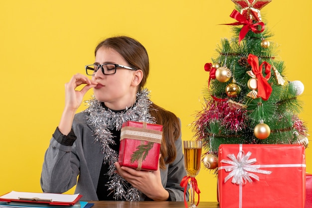 Ausdrucksstarke junge Frau, die für Weihnachten aufwirft