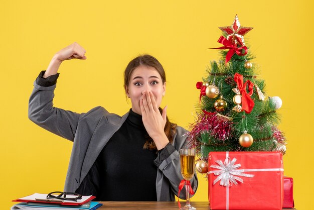 Ausdrucksstarke junge Frau, die für Weihnachten aufwirft