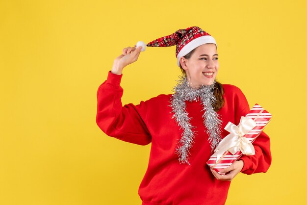 Ausdrucksstarke junge Frau, die für Weihnachten aufwirft