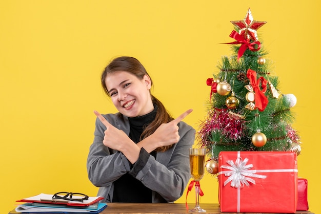 Ausdrucksstarke junge Frau, die für Weihnachten aufwirft