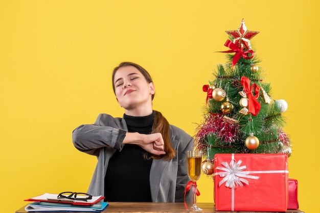 Ausdrucksstarke junge Frau, die für Weihnachten aufwirft