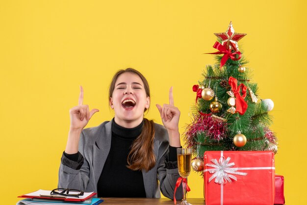 Ausdrucksstarke junge Frau, die für Weihnachten aufwirft