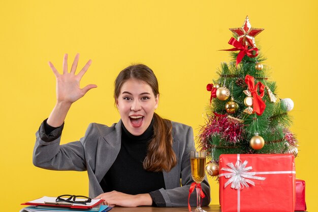 Ausdrucksstarke junge Frau, die für Weihnachten aufwirft