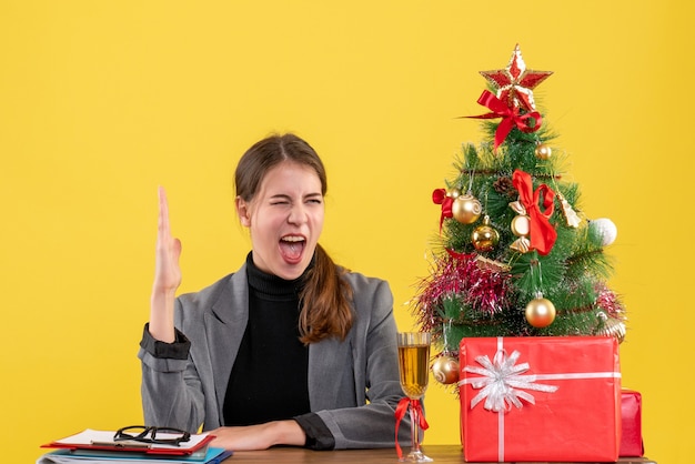 Ausdrucksstarke junge Frau, die für Weihnachten aufwirft