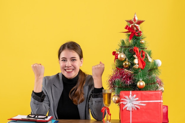 Ausdrucksstarke junge Frau, die für Weihnachten aufwirft