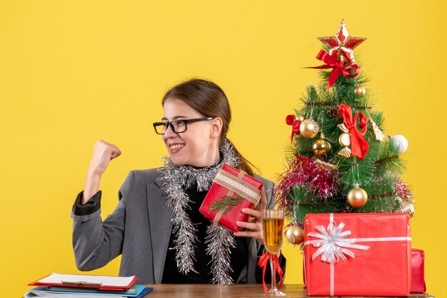 Ausdrucksstarke junge Frau, die für Weihnachten aufwirft