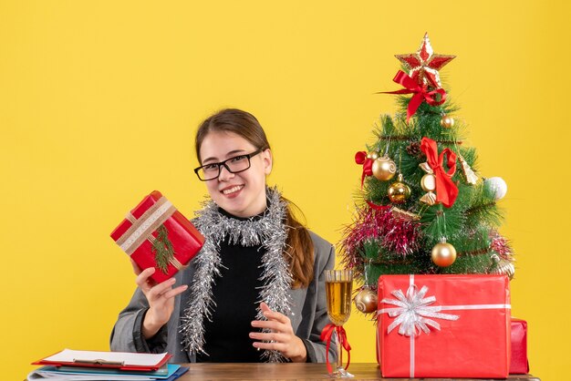 Ausdrucksstarke junge Frau, die für Weihnachten aufwirft