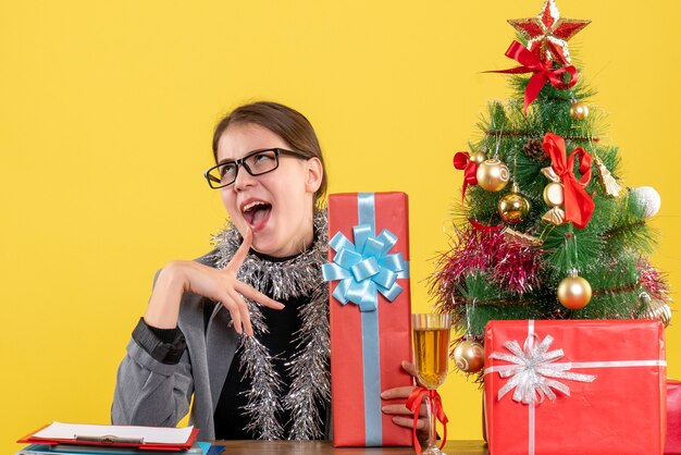 Ausdrucksstarke junge Frau, die für Weihnachten aufwirft