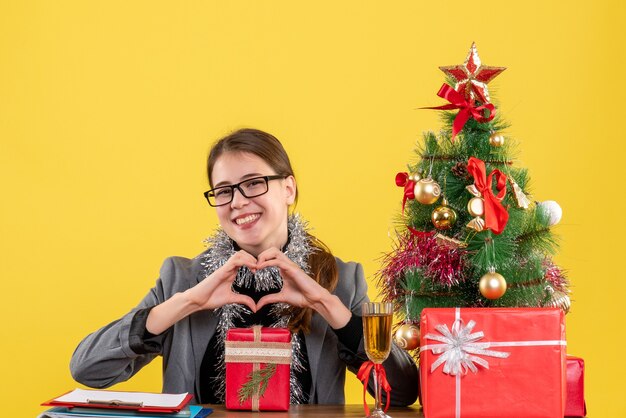 Ausdrucksstarke junge Frau, die für Weihnachten aufwirft