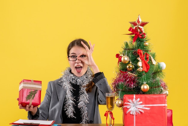 Ausdrucksstarke junge Frau, die für Weihnachten aufwirft