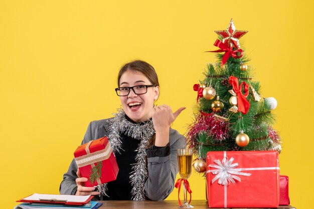 Ausdrucksstarke junge Frau, die für Weihnachten aufwirft