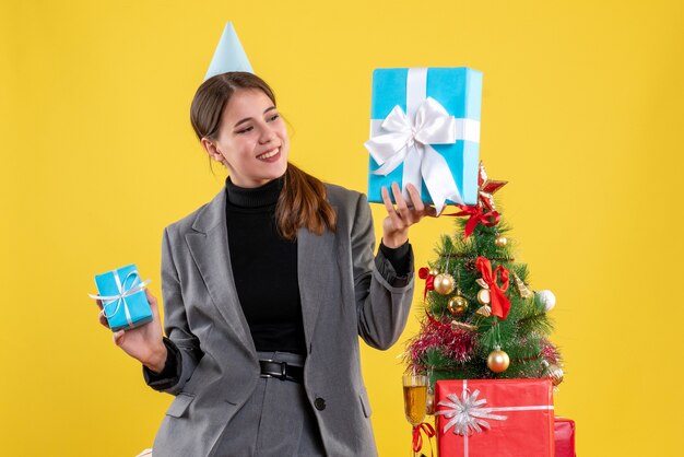 Ausdrucksstarke junge Frau, die für Weihnachten aufwirft