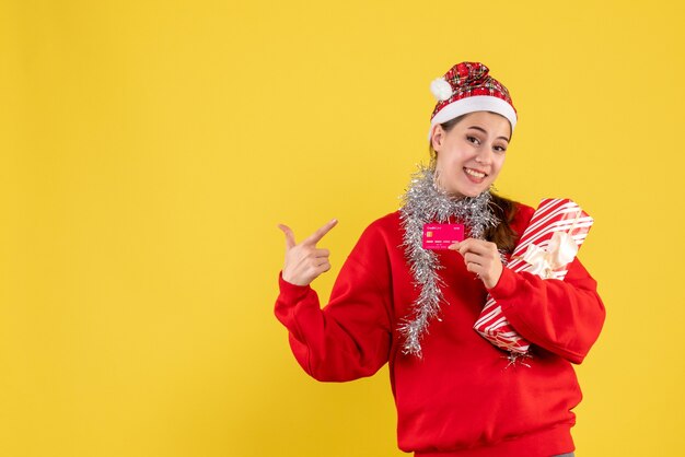 Ausdrucksstarke junge Frau, die für Weihnachten aufwirft