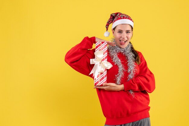 Ausdrucksstarke junge Frau, die für Weihnachten aufwirft