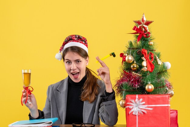 Ausdrucksstarke junge Frau, die für Weihnachten aufwirft