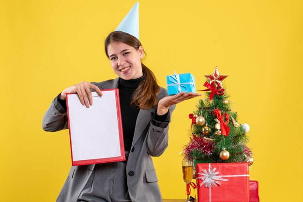 Ausdrucksstarke junge Frau, die für Weihnachten aufwirft