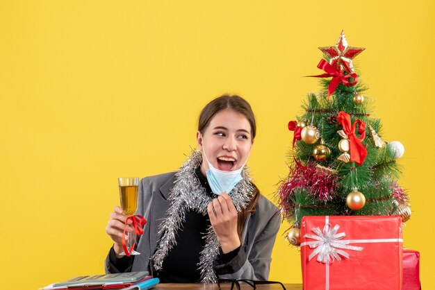 Ausdrucksstarke junge Frau, die für Weihnachten aufwirft