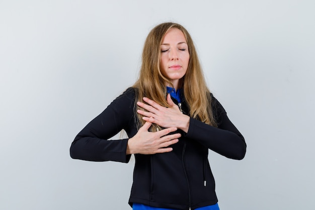 Ausdrucksstarke junge Frau, die im Studio aufwirft