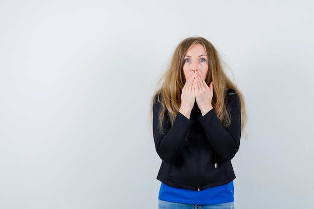 Kostenloses Foto ausdrucksstarke junge frau, die im studio aufwirft