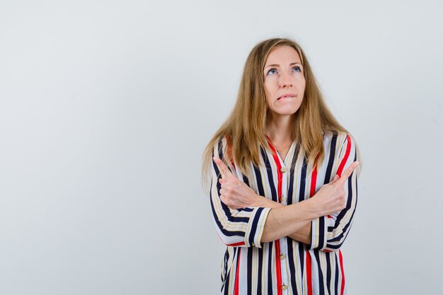 Ausdrucksstarke junge Frau, die im Studio aufwirft