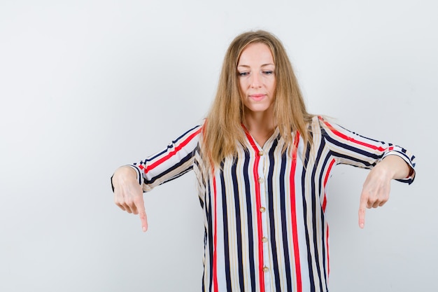 Ausdrucksstarke junge Frau, die im Studio aufwirft