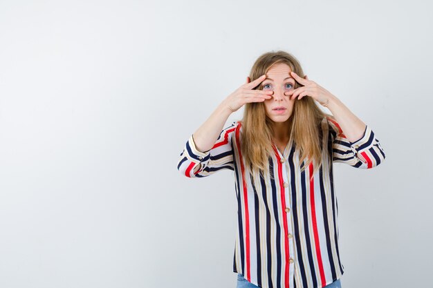 Ausdrucksstarke junge Frau, die im Studio aufwirft