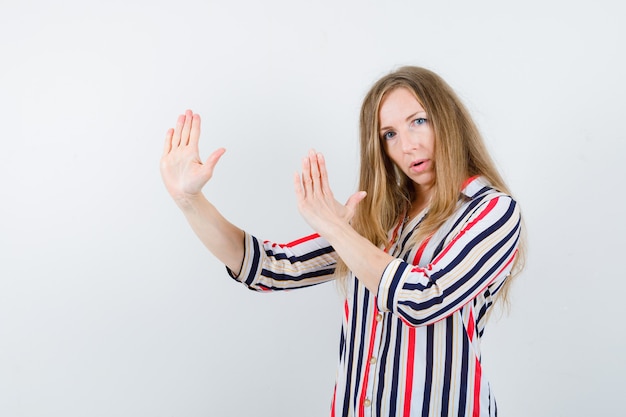 Kostenloses Foto ausdrucksstarke junge frau, die im studio aufwirft