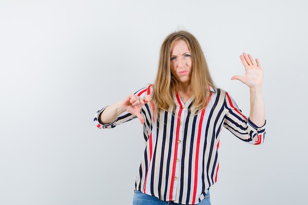 Kostenloses Foto ausdrucksstarke junge frau, die im studio aufwirft