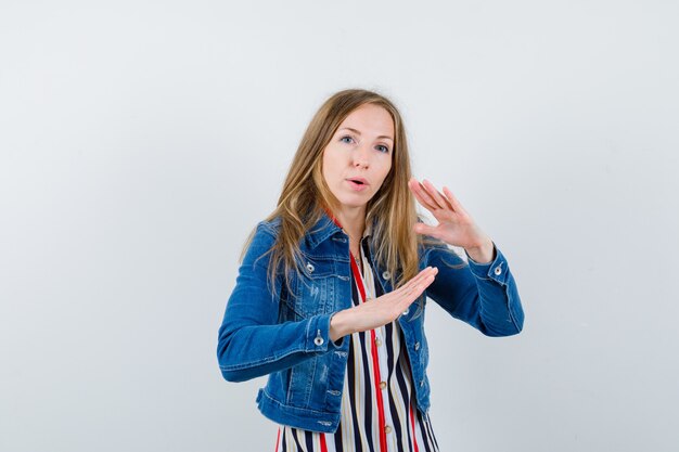 Ausdrucksstarke junge Frau, die im Studio aufwirft